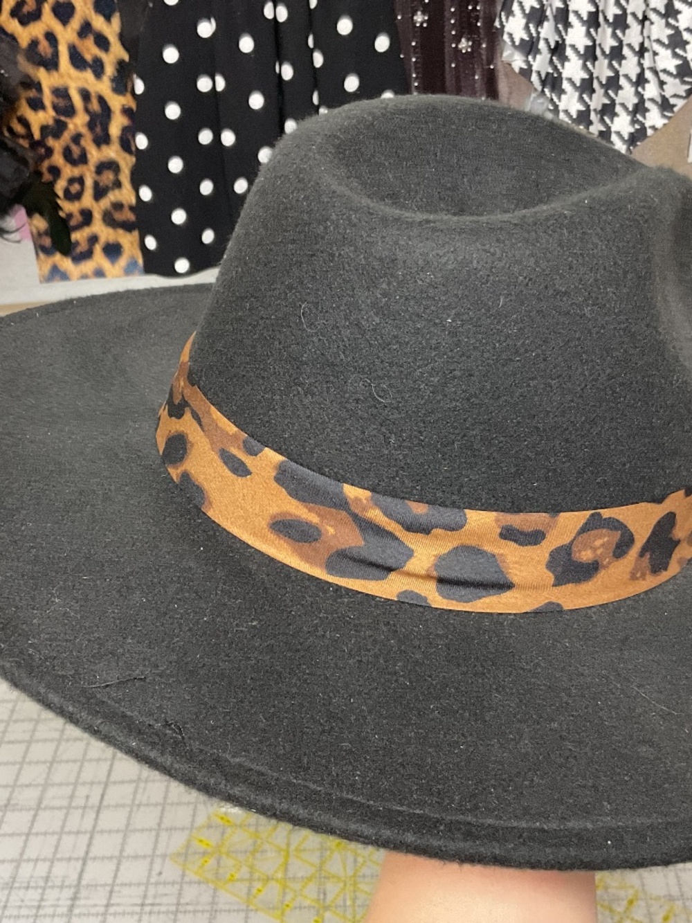 Felt black hat with leopard band